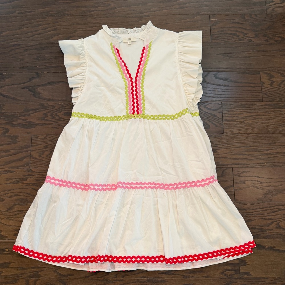 Entro Solid V-neck Mini Dress White with Rickrack detailing Size Large EUC